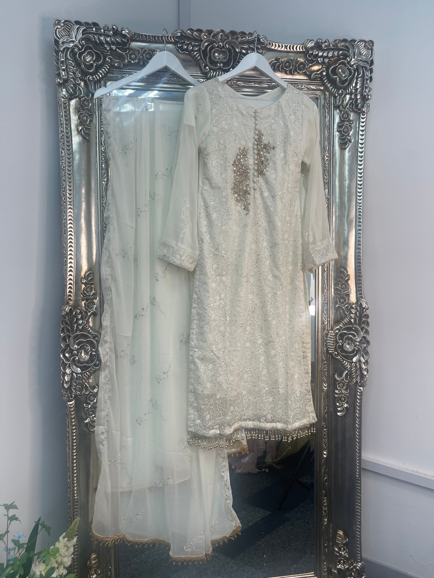 Singhaar - Ivory- Off white - V