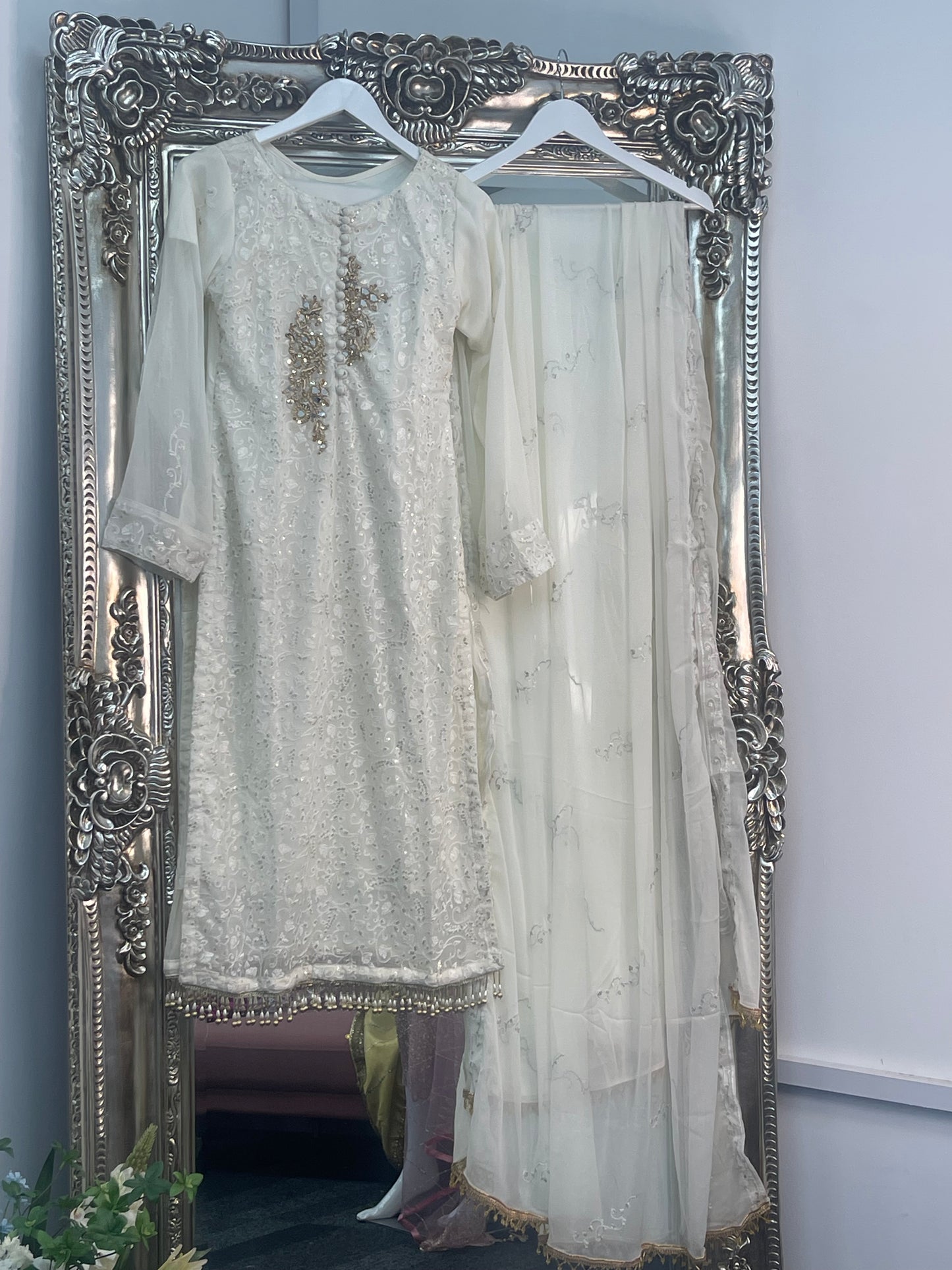 Singhaar - Ivory- Off white - V