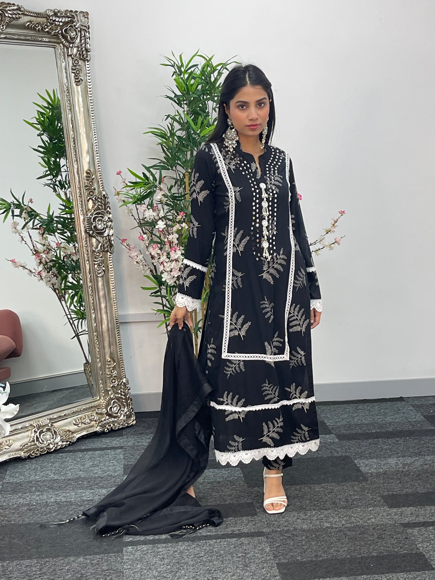 Nisha - Black