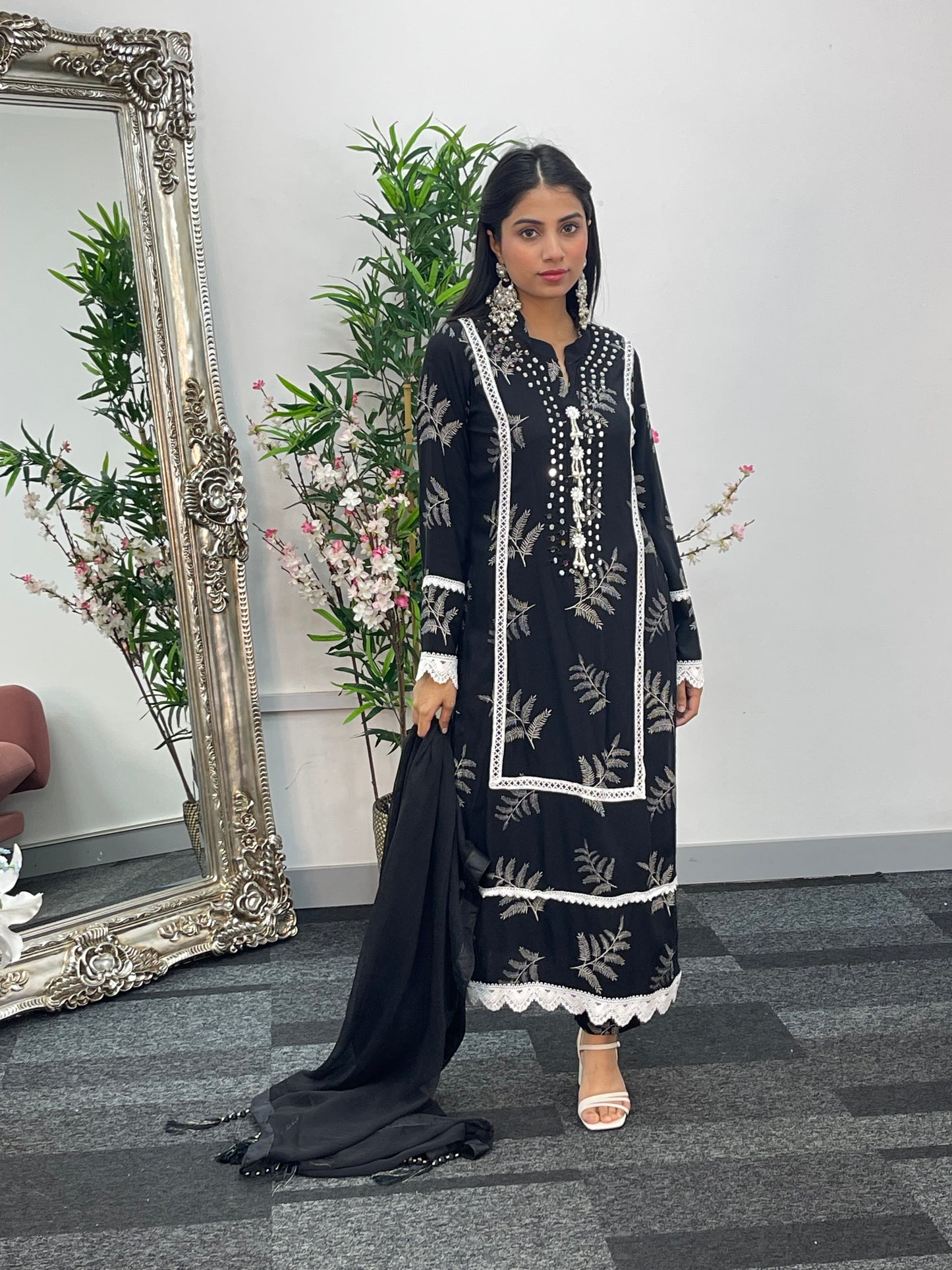 Nisha - Black
