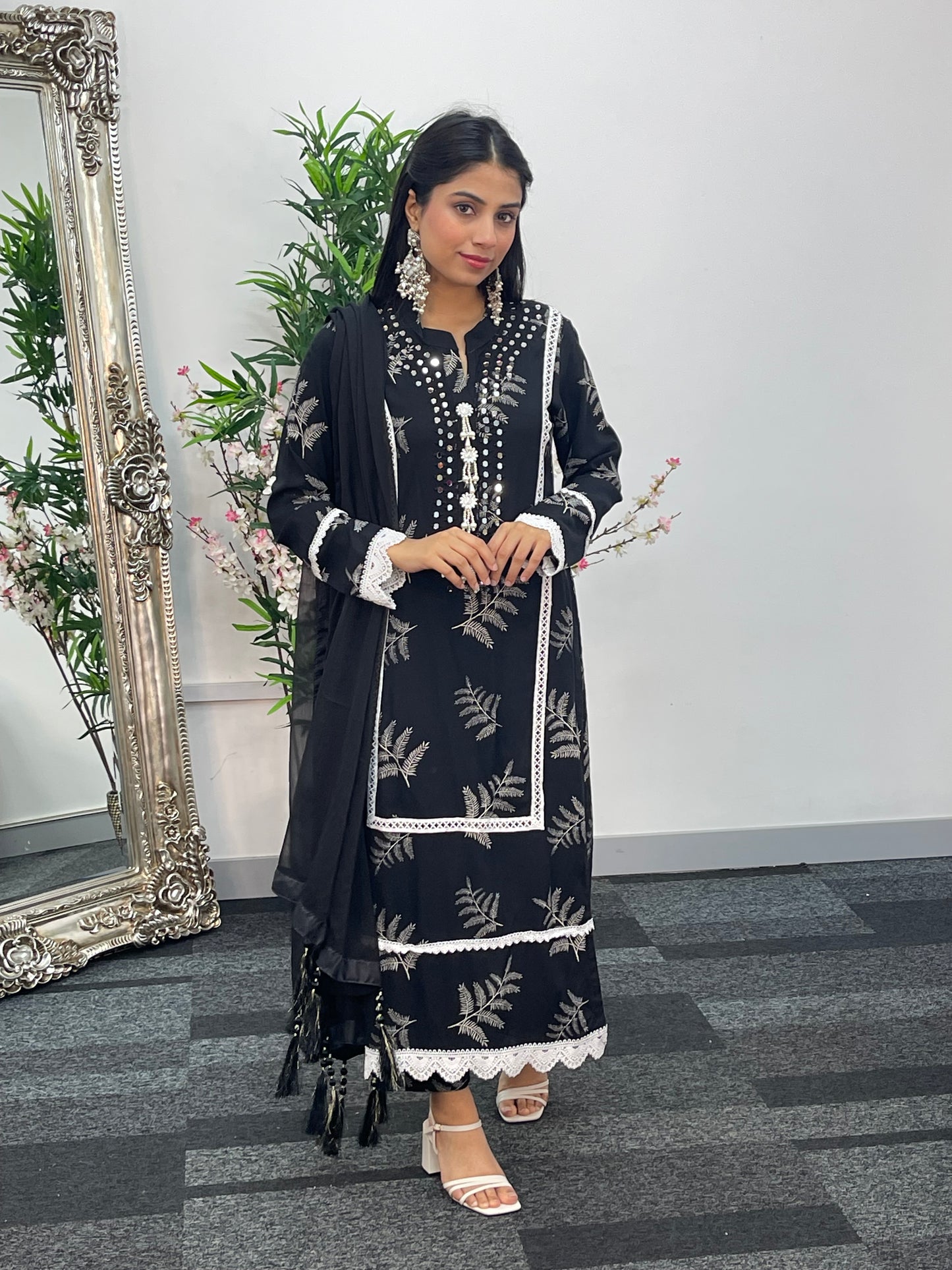 Nisha - Black