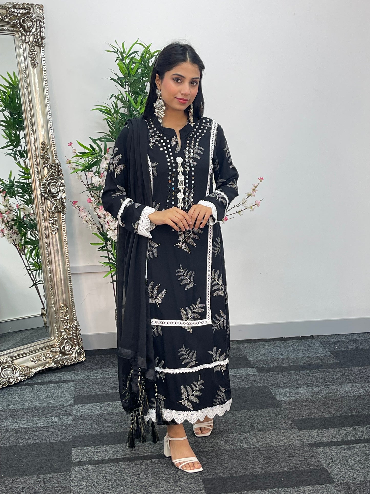 Nisha - Black