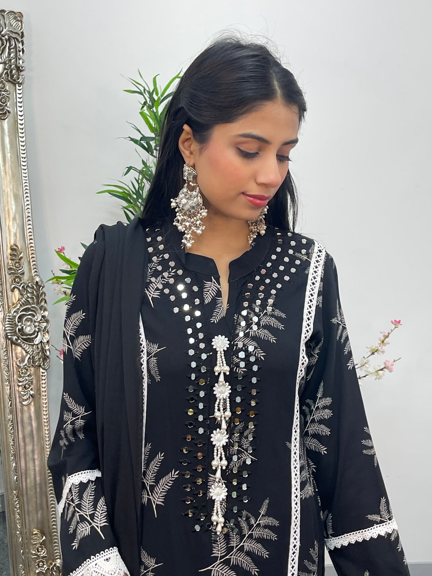 Nisha - Black