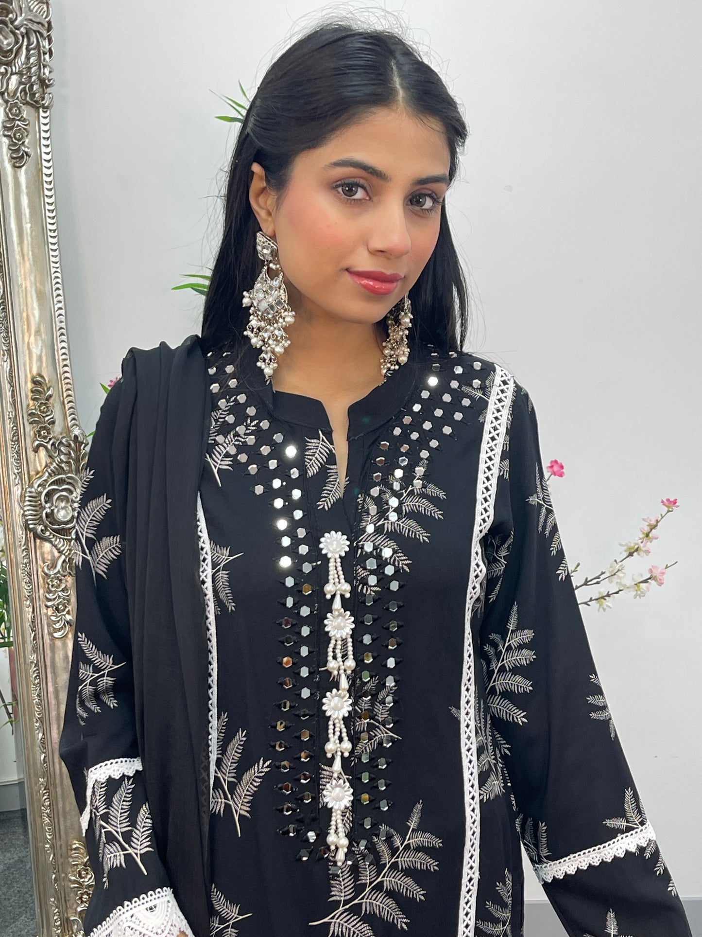 Nisha - Black