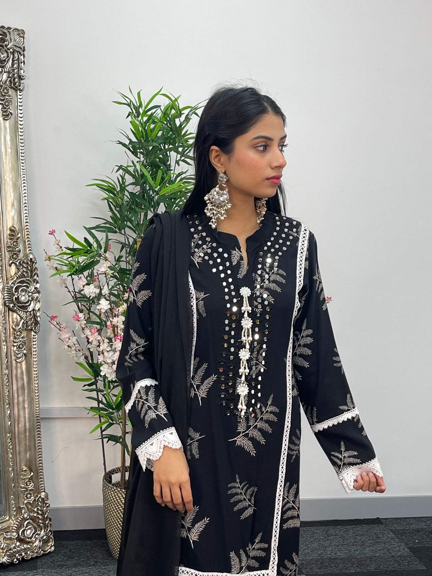 Nisha - Black