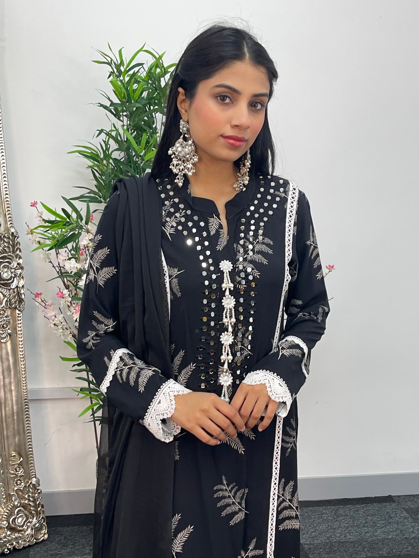 Nisha - Black