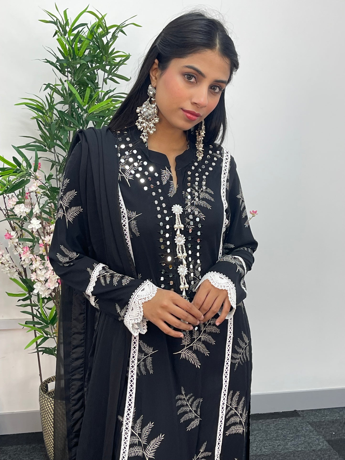 Nisha - Black