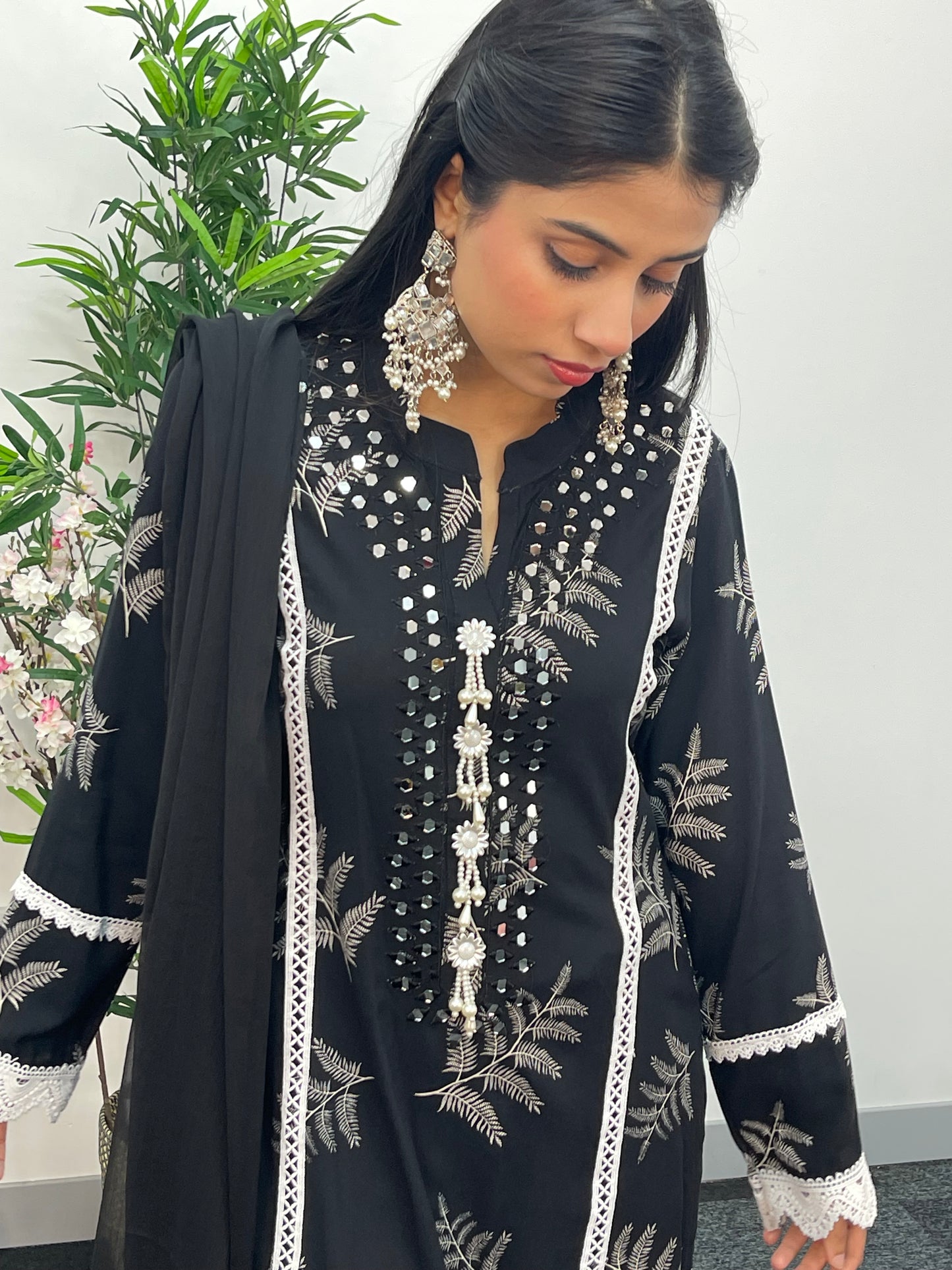 Nisha - Black