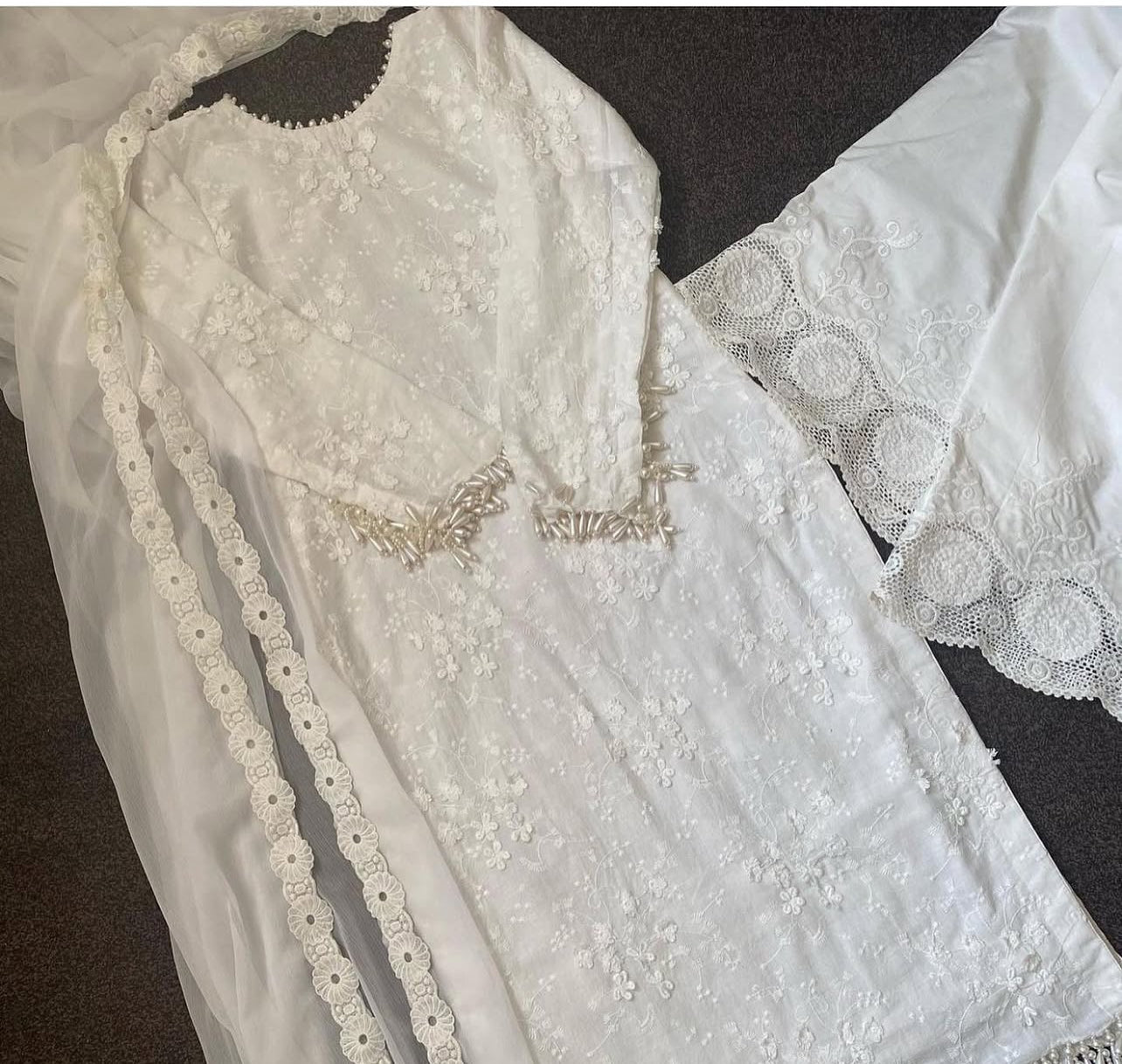 (Preorder 4 weeks) pakiza white