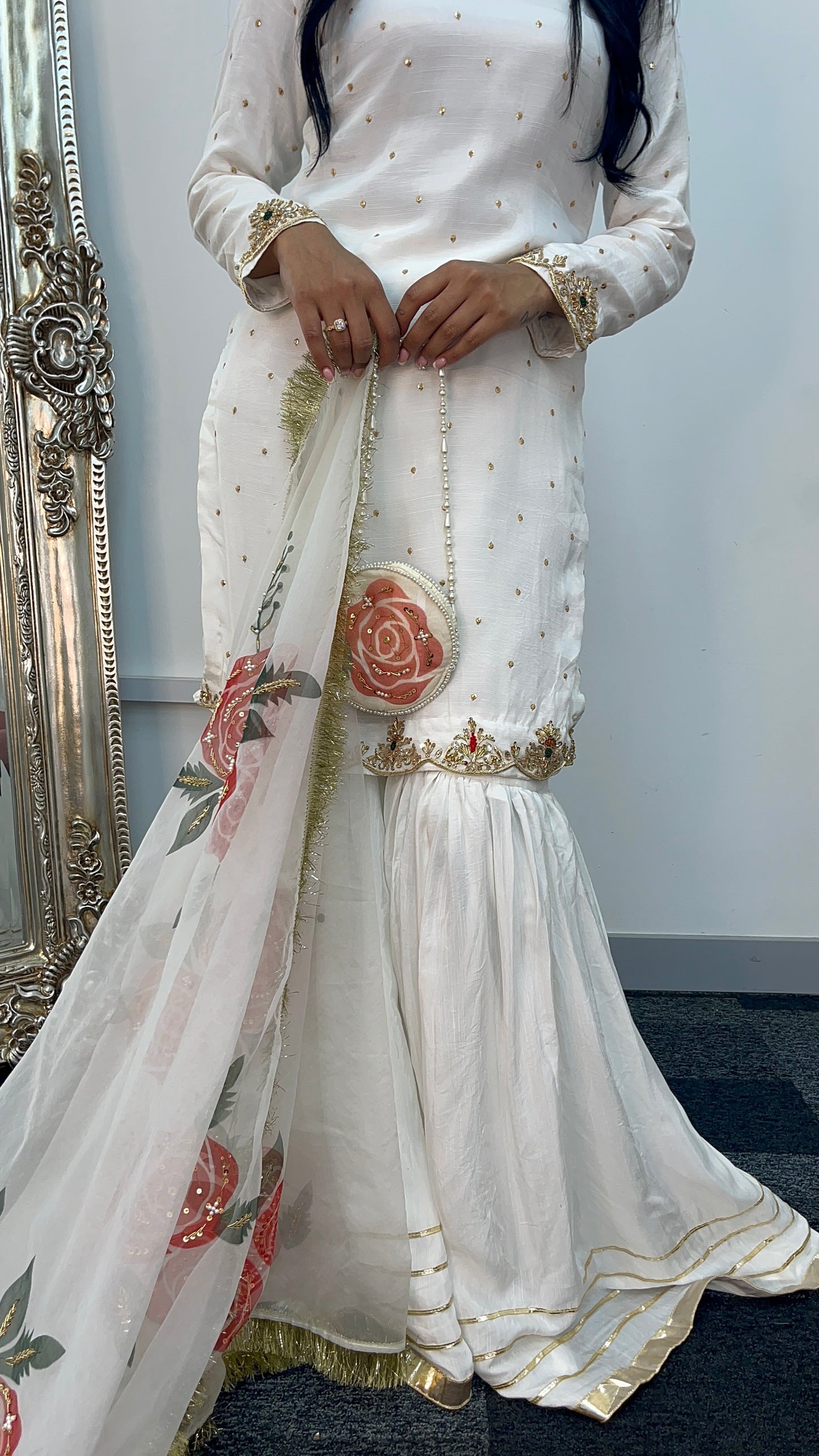 Safaid  Gulab - Garara